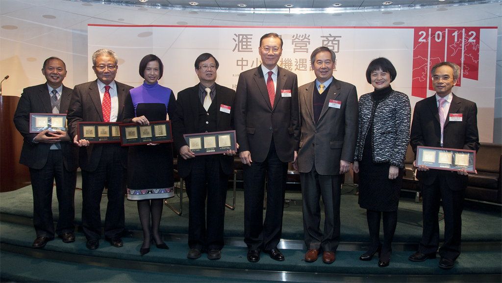 Mr Albert Chan, Head of Commercial Banking Hong Kong, HSBC (fourth from right); HKPC Chairman, Mr Clement Chen (third from right), and Executive Director, Mrs Agnes Mak (second from right), pose for a group photo with guests speakers of the “Wise Business 2012” SME Forum